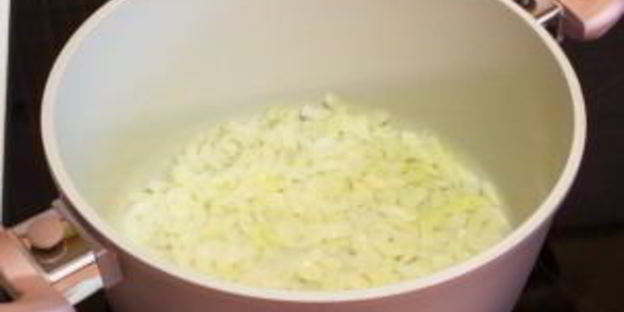 перец, фаршированный индейкой, тушенный в помидорах