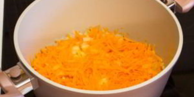 перец, фаршированный индейкой, тушенный в помидорах