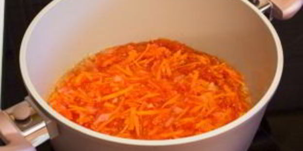 перец, фаршированный индейкой, тушенный в помидорах