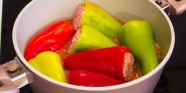 перец, фаршированный индейкой, тушенный в помидорах