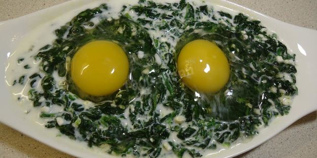 шпинат с яйцом в духовке