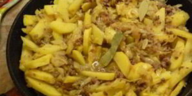 тушеная капуста со свининой и картошкой