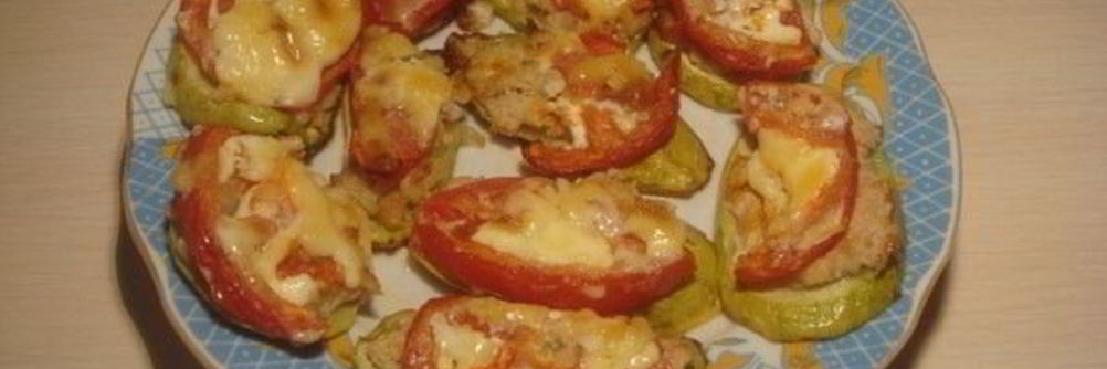 Запеченные кабачки с мясом и помидорами