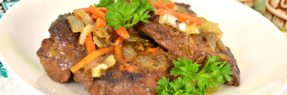 Говяжья печень с луком и морковью в мультиварке
