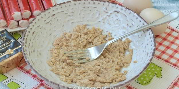 крабовые палочки, фаршированные печенью трески