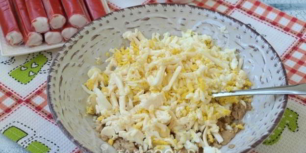 крабовые палочки, фаршированные печенью трески