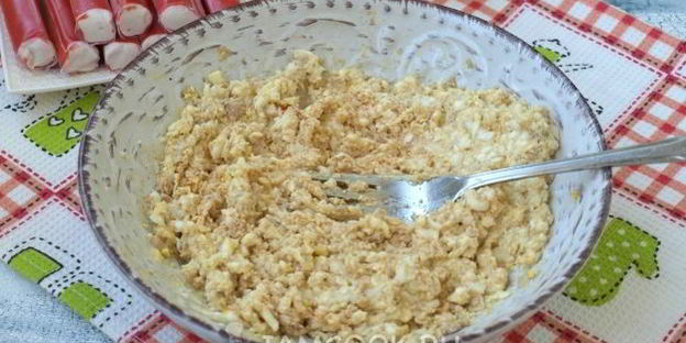 крабовые палочки, фаршированные печенью трески