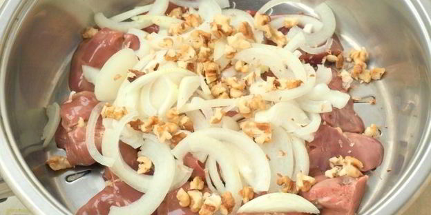 куриная печень с грецкими орехами