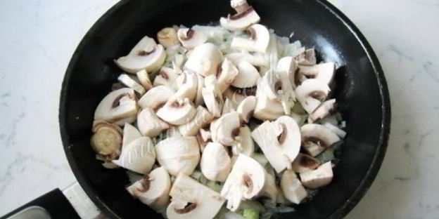 куриная печень с грибами в вине