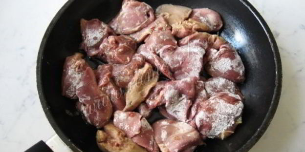 куриная печень с грибами в вине