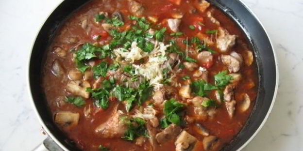 куриная печень с грибами в вине