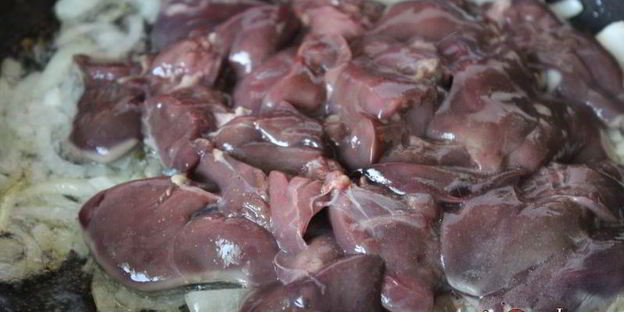 куриная печень с маслятами в сметане