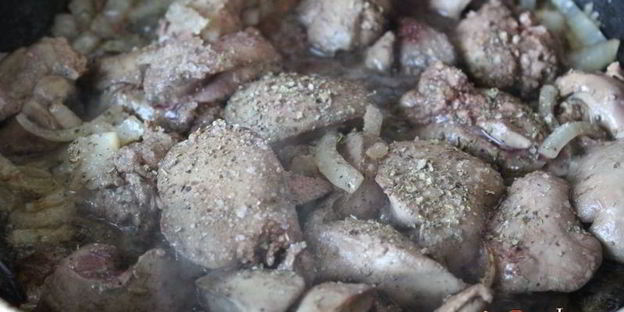 куриная печень с маслятами в сметане