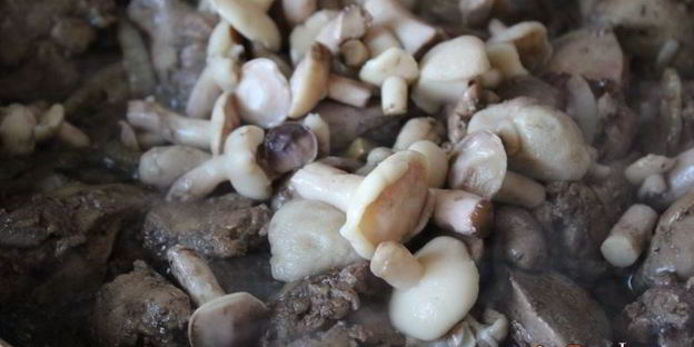 куриная печень с маслятами в сметане