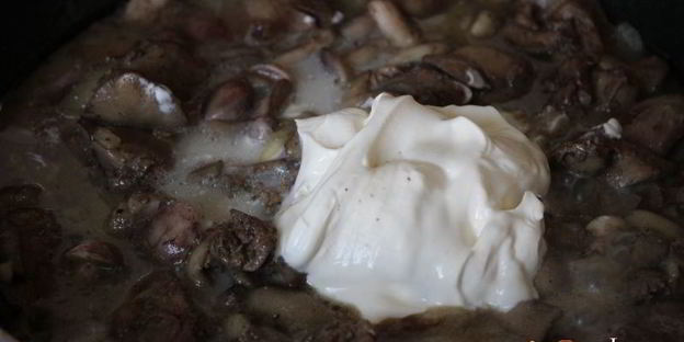 куриная печень с маслятами в сметане