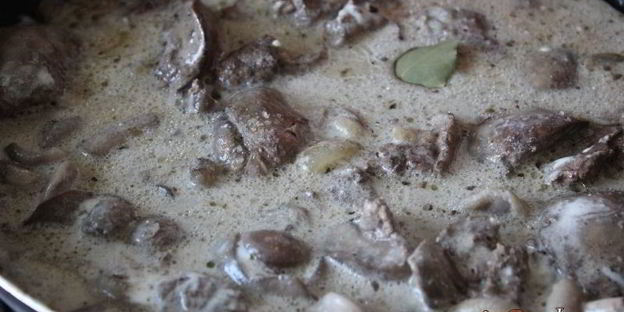 куриная печень с маслятами в сметане