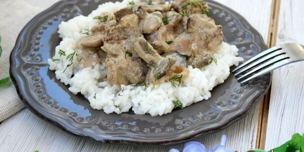 куриная печень с маслятами в сметане