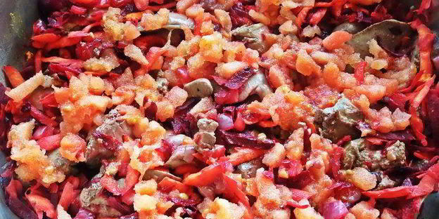 куриная печень с овощами и гречкой