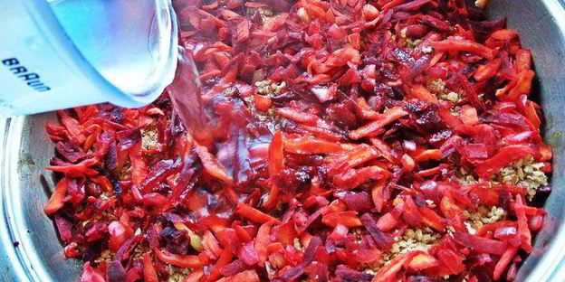 куриная печень с овощами и гречкой