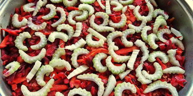 куриная печень с овощами и гречкой