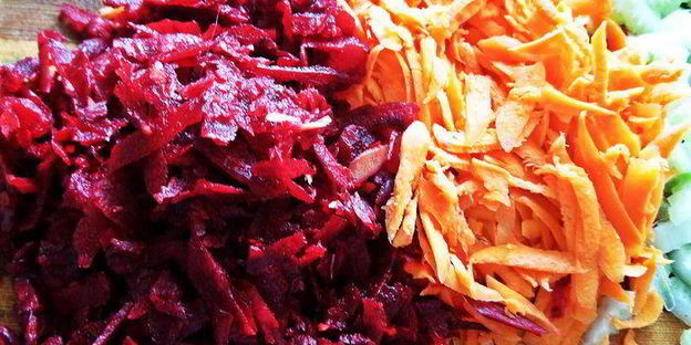 куриная печень с овощами и гречкой