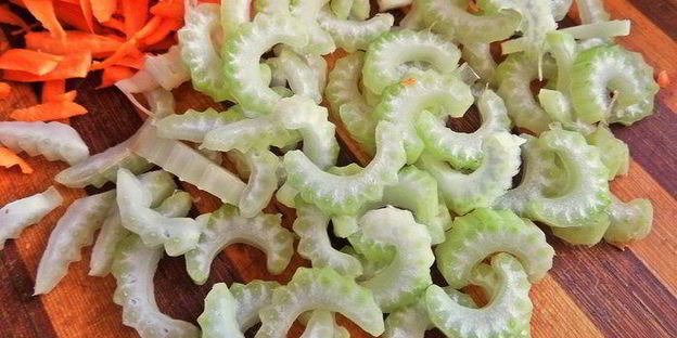 куриная печень с овощами и гречкой