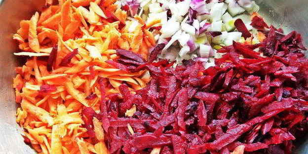 куриная печень с овощами и гречкой