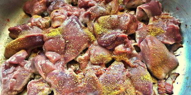 куриная печень с овощами и гречкой