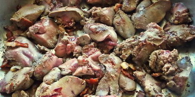 куриная печень с овощами и гречкой