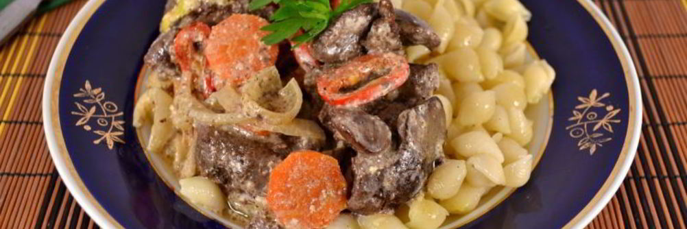 Куриная печень с овощами в духовке