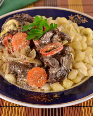 Куриная печень с овощами в духовке