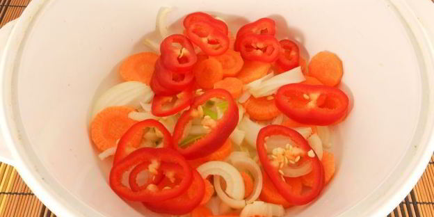 куриная печень с овощами в духовке