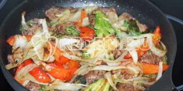 куриная печень с овощами