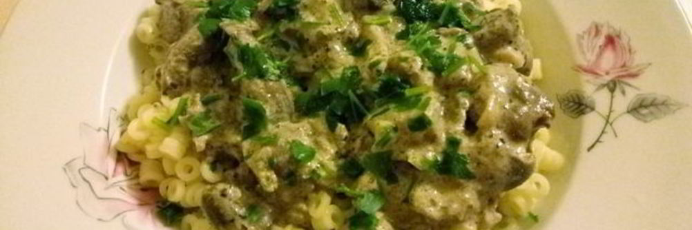 Куриная печень с сердечками в сметанном соусе