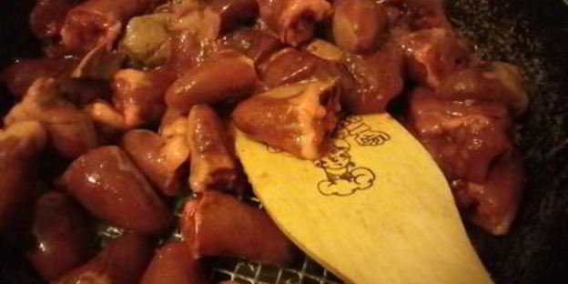 куриная печень с сердечками в сметанном соусе