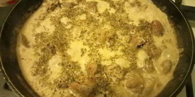 куриная печень с сердечками в сметанном соусе