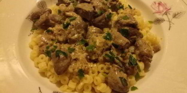 куриная печень с сердечками в сметанном соусе