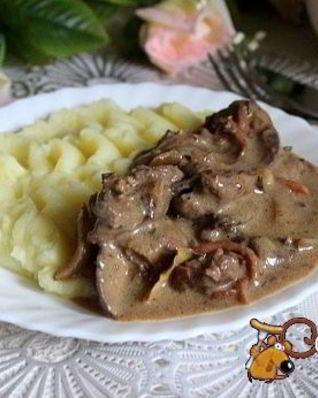 Куриная печень в сметанном соусе