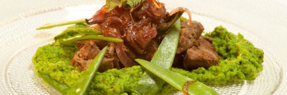 Куриная печенка с медовым луком и пюре из зеленого горошка
