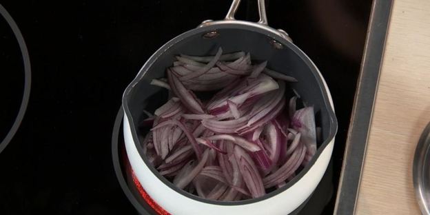 куриная печенка с медовым луком и пюре из зеленого горошка