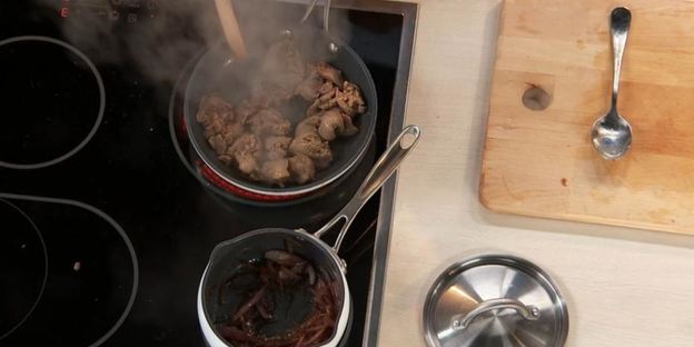 куриная печенка с медовым луком и пюре из зеленого горошка