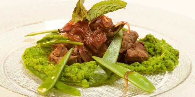 куриная печенка с медовым луком и пюре из зеленого горошка