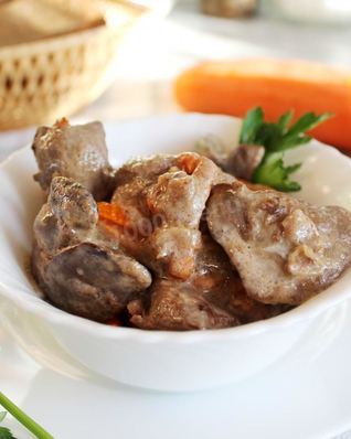 Печень индейки с морковью и луком в сметане