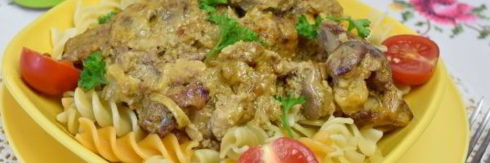 Печень куриная, жареная с луком в сметане