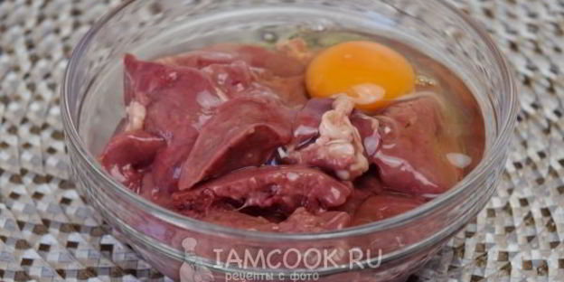 печень куриная, жареная с луком в сметане