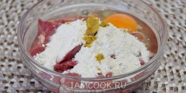 печень куриная, жареная с луком в сметане