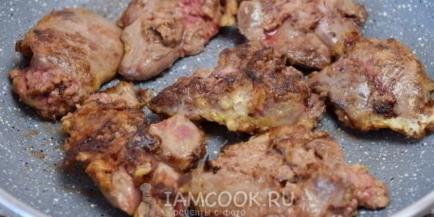 печень куриная, жареная с луком в сметане