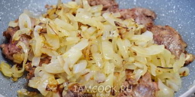 печень куриная, жареная с луком в сметане