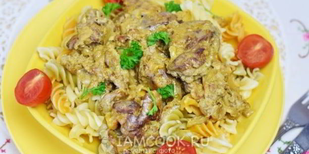 печень куриная, жареная с луком в сметане