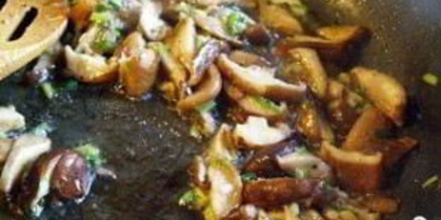 печень по-строгановски с грибами